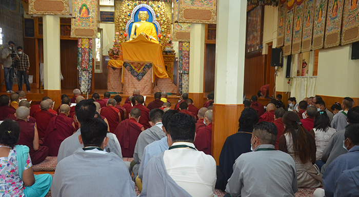 ཕྱི་ལོ་༢༠༢༢་ཟླ་༨་ཚེས་༢༥ཉིན། བཞུགས་སྒར་རྡ་ས་ཐེག་ཆེན་ཆོས་གླིང་གཙུག་ལག་ཁང་དུ་གཞིས་བཞུགས་བོད་མི་ཚོར་གདུང་སེམས་མཉམ་སྐྱེད་ཀྱི་མཆོད་འབུལ་སྨོན་ལམ་འཚོགས་སྐབས། 
