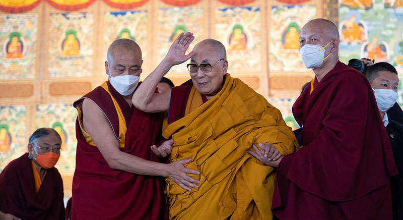 ཕྱི་ལོ་༢༠༢༢ཟླ་༡༢ཚེས་༢༩ཉིན། གནས་མཆོག་རྡོ་རྗེ་གདན་དུ་༧གོང་ས་མཆོག་གིས་སེམས་བསྐྱེད་དང་བྱང་ཆུབ་སེམས་འགྲེལ་གྱི་བཀའ་ཆོས་དབུ་འཛུགས་གནང་འདུག པར། བསྟན་འཛིན་དབྱངས་འཛོམས།