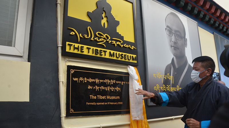 ཕྱི་ལོ་༢༠༢༢་ཟླ་༢་ཚེས་༩ཉིན། སྲིད་སྐྱོང་མཆོག་གིས་བོད་ཀྱི་འགྲེམས་སྟོན་ཁང་དབུ་འབྱེད་གནང་སྐབས། པར། དབྱངས་ཅན་སྒྲོལ་མ།