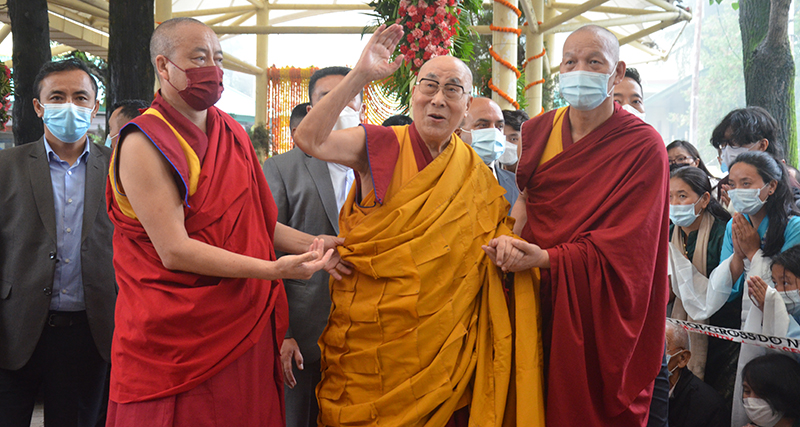 ཕྱི་ལོ་༢༠༢༢ ཕྱི་ཟླ་༧ ཚེས་༡༠་ཉིན། བཞུགས་སྒར་རྡ་སའི་ཐེག་ཆེན་ཆོས་གླིང་གཙུག་ལག་ཁང་དུ་༧གོང་ས་མཆོག་ཆིབས་བསྒྱུར་གནང་བཞིན་པ། 