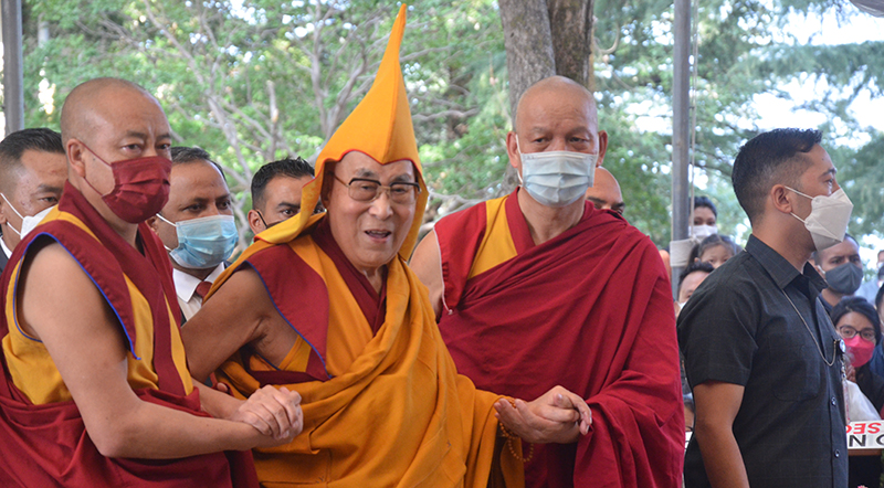 ཕྱི་ལོ་༢༠༢༢ ཟླ་༦ ཚེས་༢༤ ཉིན། བཞུགས་སྒར་རྡ་ས་ཐེག་ཆེན་ཆོས་གླིང་གཙུག་ལག་ཁང་དུ། སྤྱི་ནོར་༸གོང་ས་༸སྐྱབས་མགོན་ཆེན་པོ་མཆོག་གིས་མི་མང་ལ་མཇལ་ཁ་གནང་བཞིན་པ། པར། དབྱངས་ཅན་སྒྲོལ་མ།
