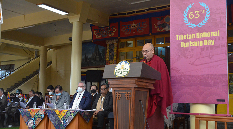 ཕྱི་ལོ་༢༠༢༢་ཟླ་༣་ཚེས་༡༠་ཉིན། བཞུགས་སྒར་རྡ་སའི་ཐེག་ཆེན་ཆོས་གླིང་གཙུག་ལག་ཁང་དུ། བོད་མིའི་རང་དབང་སྒེར་ལངས་གསུམ་བཅུའི་དུས་དྲན་ཐེངས་༦༣་པ་སྲུང་བརྩི་ཞུ་སྐབས་སྤྱི་འཐུས་ཚོགས་གཙོ་མཆོག་གིས་སྤྱི་འཐུས་གསུང་འཕྲིན་གནང་བཞིན་པ། པར། དབྱངས་ཅན་སྒྲོལ་མ།    