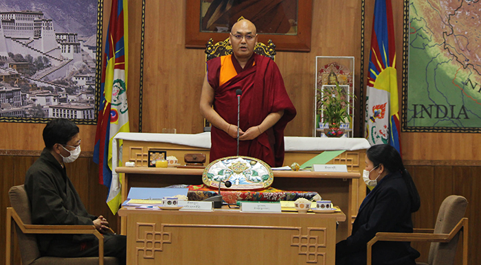 སྐབས་བཅུ་བདུན་པའི་བོད་མི་མང་སྤྱི་འཐུས་ལྷན་ཚོགས་ཀྱི་གྲོས་ཚོགས་ཚོགས་དུས་གཉིས་པ་དབུ་འཛུགས་གནང་སྐབས། པར། སྤྱི་འཐུས་ལྷན་ཚོགས།