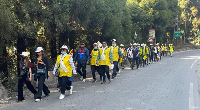 རྒྱ་གར་བྱང་ཕྱོགས་རྡོ་རྗེ་གླིང་ནས་ས་ལི་སྒ་ར་བར་དུ་བོད་མི་ཚོས་ཞི་བའི་གོམ་བགྲོད་གནང་བཞིན་པ།