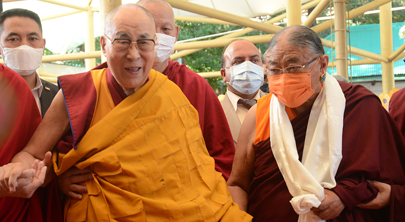 ཕྱི་ལོ་༢༠༢༢ཟླ་༥ཚེས་༢༥ཉིན། ཐེག་ཆེན་ཆོས་གླིང་གཙུག་ལག་ཁང་དུ། སྤྱི་ནོར་༸གོང་ས་༸སྐྱབས་མགོན་ཆེན་པོ་མཆོག་ལ་དཔལ་ས་སྐྱའི་ཆོས་བརྒྱུད་འཛིན་པ་ཡོངས་ནས་བརྟན་བཞུགས་ཕུལ་གནང་སོང་། པར། དབྱངས་ཅན་སྒྲོལ་མ།