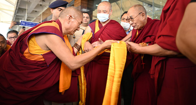 ཕྱི་ལོ་༢༠༢༣ཟླ་༨་ཚེས་༢༨ཉིན། སྤྱི་ནོར་༸གོང་ས་སྐྱབས་མགོན་ཆེན་པོ་མཆོག་རྒྱ་གར་རྒྱལ་ས་ལྡི་ལི་བརྒྱུད་བཞུགས་སྒར་རྡ་སར་ཞབས་སོར་འཁོད་སྐབས་དད་ལྡན་མི་མང་གིས་དགའ་དད་གུས་གསུམ་གྱིས་དགའ་བསུ་ཞུས་སོང་། པར། བོད་མིའི་སྒྲིག་འཛུགས། 