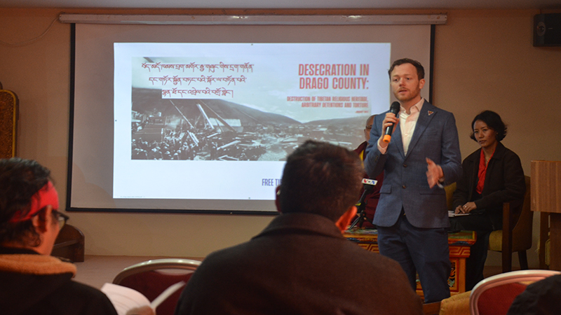 བོད་གནས་ལྟ་ཞིབ་ཁང་གི་སྤྱི་གཉེར་འགན་འཛིན་སམ་ཝལ་ཊོན(Sam Walton)ལགས་ཀྱི་གཏམ་བཤད་གནང་བཞིན་པ།