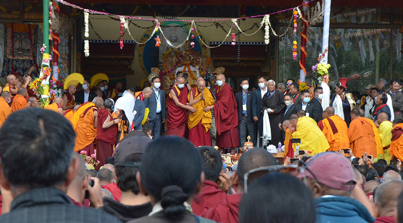 ཕྱི་ལོ་༢༠༢༣ ཟླ་༧ ཚེས་༢༤ ཉིན། ༸གོང་ས་མཆོག་གིས་དད་ལྡན་མི་མང་ལ་མཇལ་ཁ་གནང་བཞིན་པ། པར། དབྱངས་ཅན་སྒྲོལ་མ།