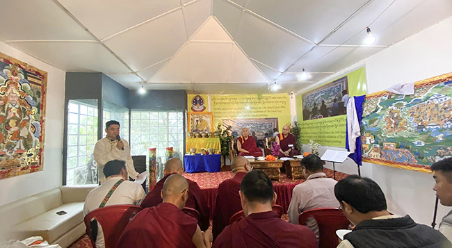 ཕྱི་ལོ་༢༠༢༣ཟླ་༧ཚེས་༥ཉིན། ལྷ་བྲིས་སྐལ་བཟང་དམ་ཆོས་ལགས་ཀྱིས་ཐང་གའི་ལས་གཞི་སྐོར་འགྲེལ་བརྗོད་བྱེད་བཞིན་པ།
