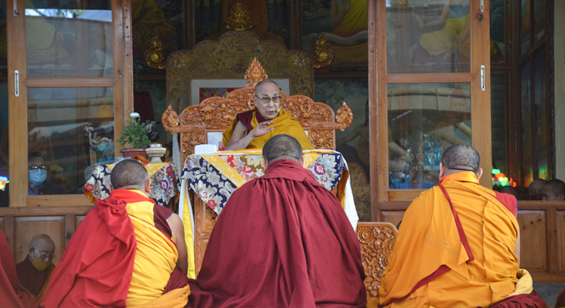 ༧གོང་ས་མཆོག་གིས་བོད་ཟླ་༡ ཚེས་༡༥ ཆོ་འཕྲུལ་དུས་ཆེན་ཉིན་ལ་དད་ལྡན་མི་མང་སྟོང་ཕྲག་འགའ་ལ་སྐྱེས་རབས་དང་སེམས་བསྐྱེད་ཀྱི་ཆོས་འབྲེལ་བཀའ་དྲིན་བསྐྱངས་གནང་མཛད་སོང་།