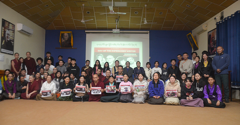 ཕྱི་ལོ་༢༠༢༣ ཟླ ༡༡ ཚེས་༡༥ ཉིནྲ ས་རཱ་བོད་ཀྱི་མཐོ་རིམ་སློབ་གཉེར་ཁང་གི་ཚོགས་ཁང་དུ། པེན་བོད་ཀྱི་རྩོམ་པ་པོའི་མཐུན་ཚོགས་ཀྱི་གོ་སྒྲིག་འོག མཐོ་སློབ་དེར་གའི་སློབ་སྤྱི་དང་དགེ་རྒན། སློབ་མ། རྣམས་ཀྱིས་རྒྱལ་སྤྱིའི་རྩོམ་པ་པོ་ཉིན་མོ་སྲུང་བརྩི་ཞུས་སོང་།