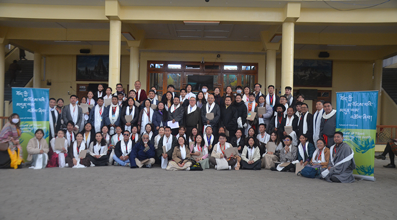 ཕྱི་ལོ་༢༠༢༣ ཟླ་༡༡ ཚེས ༡༠ ཉིན། བཞུགས་སྒར་རྡ་ས་ཐེག་ཆེན་ཆོས་གླིང་གཙུག་ལག་ཁང་དུ། བོད་ཀྱི་མདུན་ལམ་ཚོགས་འདུའི་ཚོགས་བཅར་བ་རྣམས་ཀྱི་མཉམ་པར། 