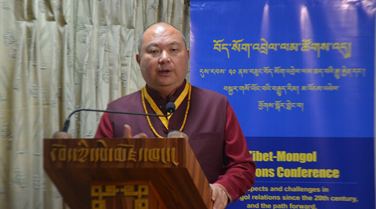 ཕྱི་ལོ་༢༠༢༤ ཟླ་༤ ཚེས་ ༡ ཉིན། བོད་སོག་འབྲེལ་ལམ་ཞེས་པའི་བརྗོད་གཞི་ཐོག་བགྲོ་གླེང་ཚོགས་འདུ་དབུ་འཛུགས་གནང་སྐབས་རུ་སོག་སྐུ་ཚབ་དོན་གཅོད་ཏི་ལོ་རིན་པོ་ཆེ་མཆོག་གིས་གསུང་བཤད་གནང་བཞིན་པ།