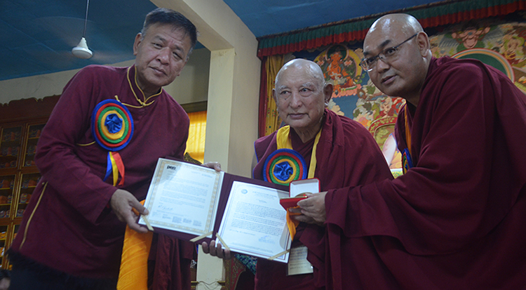 ཕྱི་ལོ་༢༠༢༤ ཟླ་༨ ཚེས་ ༢༤ ཉིན། སྲིད་སྐྱོང་མཆོག་དང་ཚོགས་གཙོ་རྣམ་གཉིས་ཀྱིས་ཀིརྟི་རིན་པོ་ཆེ་མཆོག་ལ་བཀའ་དྲིན་རྗེས་དྲན་གྱི་རྩོམ་རིག་གཟེངས་རྟགས་འབུལ་སྐབས།