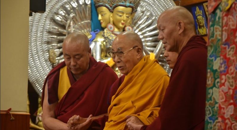 ཕྱི་ལོ་ ༢༠༢༤ ཟླ་ ༡༢ ཚེས་ ༢༥་དང་བོད་ཟླ་༡༠་ཚེས་༢༥ ཉིན། བཞུགས་སྒར་རྡ་རམ་སའི་ཐེག་ཆེན་ཆོས་གླིང་གཙུག་ལག་ཁང་དུ། ༸གོང་ས་མཆོག་དགའ་ལྡན་ལྔ་མཆོད་མཆོད་འབུལ་གྱི་ཚོགས་མགོན་དུ་ཆིབས་བསྒྱུར་བསྐྱངས་གནང་མཛད་སོང་།