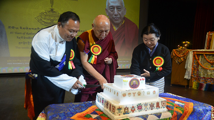 ཕྱི་ལོ་༢༠༢༤ ཟླ་ ༡༡ ཚེས་ ༥ ཉིན། སྐུ་མགྲོན་རྣམ་པས་བཀའ་ཟུར་ཟམ་གདོང་རིན་པོ་ཆེ་མཆོག་དགུང་གྲངས་༨༥ ཕེབས་པའི་འཁྲུངས་སྐར་གྱི་བག་ཟན་མངར་མོ་གཏུབས་ནས་འཁྲུངས་སྐར་སྲུང་བརྩི་ཞུས་སོང་།