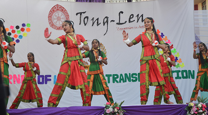 གཏོང་ལེན་སློབ་གྲྭའི་སློབ་མ་རྣམས་ཀྱིས་ཞབས་བྲོ་འཁྲབ་བཞིན་པ།