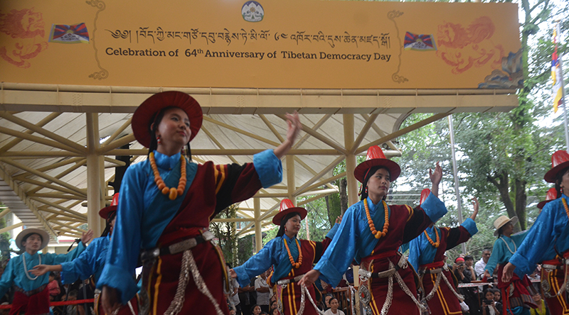 ཕྱི་ལོ་༢༠༢༤ ཟླ་ ༩ ཚེས་༢ ཉིན། བཞུགས་སྒར་རྡ་སའི་ཐེག་ཆེན་ཆོས་གླིང་གཙུག་ལག་ཁང་དུ། བོད་མིའི་སྒྲིག་འཛུགས་ནས་བོད་ཀྱི་དམངས་གཙོ་དབུ་བརྙེས་ནས་མི་ལོ་༦༤ འཁོར་བའི་དུས་དྲན་སྲུང་བརྩི་ཞུས་སོང་།