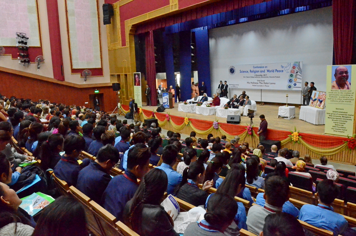 བཞུགས་སྒར་དྷ་སའི་མཐོ་སློབ་ཏུ་ཞི་བདེའི་ཚོགས་འདུ་སྐབས་མཐོ་རིམ་སློབ་མ་དང་མང་ཚོགས།