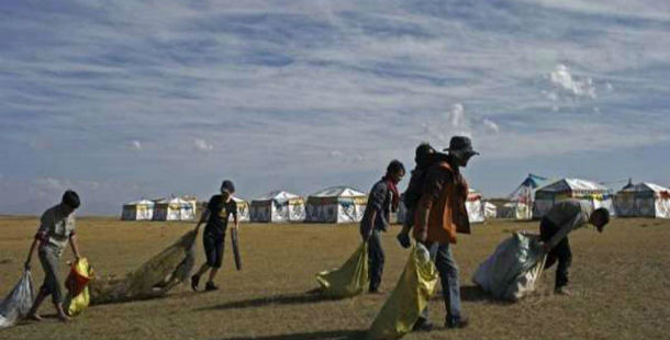 བོད་མིའི་ཁྱིམ་ཚང་ ༤༠ ཡོད་པ་དེ་དག་གི་ཟ་ཁང་དང་ཚོང་ཁང་། དེ་བཞིན་མགྲོན་ཁང་བཅས་པ་བཙན་དབང་གིས་གཏོང་བཤིག་བཏང་ཡོད་འདུག