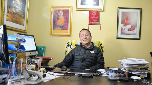 ལྷ་སྤྱི་ཚོགས་ཞབས་ཞུ་ལྟེ་གནས་ཁང་གི་འགན་འཛིན་ངག་དབང་རབ་རྒྱས་ལགས།