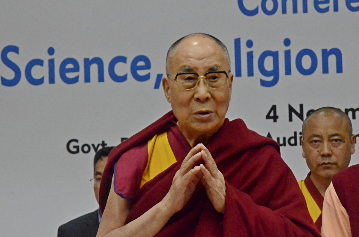 བཞུགས་སྒར་དྷ་སའི་མཐོ་སློབ་ཏུ་ཞི་བདེའི་ཚོགས་འདུ་སྐོང་འཚོགས་གནང་བ།