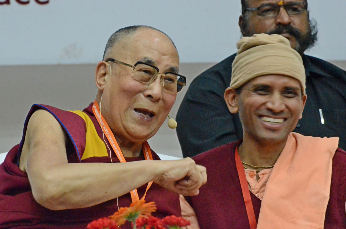 བཞུགས་སྒར་དྷ་སའི་མཐོ་སློབ་ཏུ་ཞི་བདེའི་ཚོགས་འདུ་སྐོང་འཚོགས་གནང་བ།