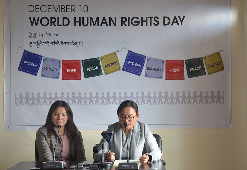 ༢༠༡༩་ལོའི་ཟླ་༡༢་ཚེས་༩་ཉིན། བོད་ཀྱི་འགྲོ་བ་མིའི་ཐོབ་ཐང་དང་མང་གཙོ་འཕེལ་རྒྱས་ལྟེ་གནས་ཁང་གི་འགན་འཛིན་ཚེ་རིང་མཚོ་མོ་དང་བསྟན་འཛིན་ཟླ་བ་གཉིས་ཀྱིས་གསར་འགོད་གསལ་བསྒྲགས་སྤེལ་སྐབས།