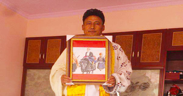 བཙོན་ཟུར་བློ་གྲོས་རྒྱ་མཚོ་ལགས་ལ་སླར་ཡང་ལོ་༡༨་ཀྱི་ཁྲིམས་ཐག་བཅད་འདུག