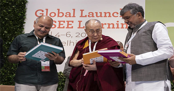 ༢༠༡༩ལོའི་ཟླ་༤་ཚེས་༥་ཉིན། ༸གོང་ས་མཆོག་གིས་ཆོས་ལུགས་ལ་མ་བརྟེན་པའི་བཟང་སྤྱོད་ཀྱི་སློབ་དེབ་དབུ་འབྱེད་གནང་འདུག པར། རྒྱལ་བ་རིན་པོའི་དྲ་རྒྱ།