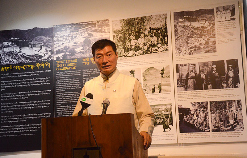 ༢༠༡༩་ལོའི་ཟླ་༨་ཚེས་༩་ཉིན། བོད་ནང་སྐུ་ཚབ་ཐེངས་བཞི་པའི་སྐོར་གྱི་པར་རིས་འགྲེམས་སྟོན་གྱི་དབུ་འབྱེད་མཛད་སྒོའི་ཐོག་སྲིད་སྐྱོང་བློ་བཟང་སེང་གེ་མཆོག་གིས་གསུང་བཤད་གནང་བཞིན་པ།