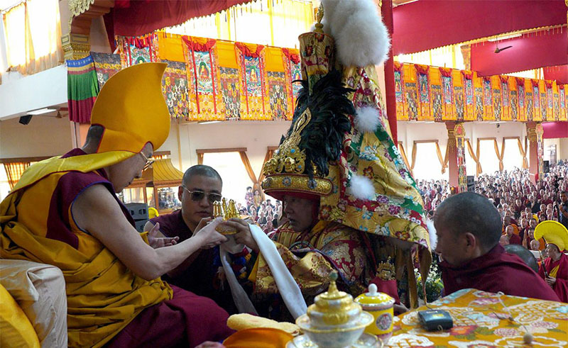 ༸གོང་ས་མཆོག་ལ་བརྟན་ཞུགས་བསྟར་འབུལ་ཞུ་སྐབས། པར། ༸རྒྱལ་བ་རིན་པོ་ཆེའི་དྲ་རྒྱ།