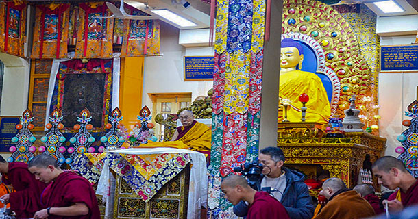 ༸གོང་ས་མཆོག་གིས་དབུ་མའི་སྙིང་པོའི་གསུང་ཆོས་དབུ་འཛུགས་གནང་སོང་། པར། དབྱངས་ཅན་སྒྲོལ་མ།