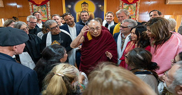 ༢༠༡༩ལོའི་ཟླ་༢ཚེས་༡༡ཉིན། བཞུགས་སྒར་རྡ་སའི་རྒྱལ་བའི་ཕོ་བྲང་དུ་༸གོང་ས་མཆོག་གིས་རྩོམ་པ་པོ་གྲགས་ཅན་ཌེ་པྭ་ཆོ་པྭ་ར་ལགས་དང་མི་སྣ་ཁག་ཅིག་དང་མཇལ་འཕྲད་གནང་འདུག སྐུ་པར། རྒྱལ་བ་རིན་པོ་ཆེའི་དྲ་བ།