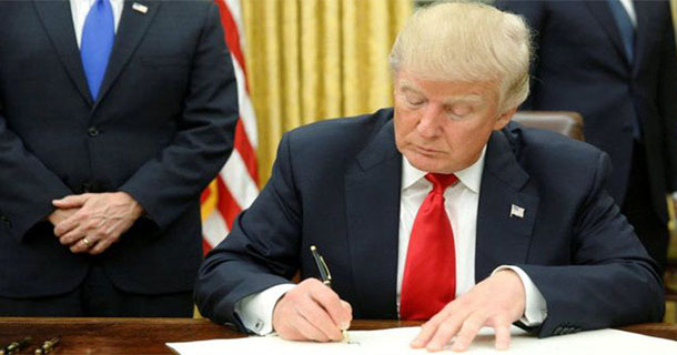 བོད་མིར་རོགས་དངུལ་གནང་བའི་གྲོས་ཆོད་དེར་སྲིད་འཛིན་ཊམ་ཕུ་མཆོག་གིས་མཚན་རྟགས་བཀོད་འདུག