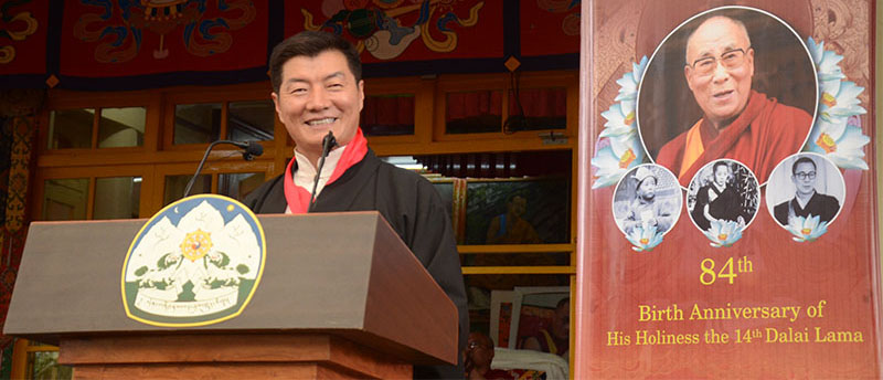 ༢༠༡༩ལོའི་ཟླ་༧་ཚེས་༦་ཉིན། བོད་མིའི་སྒྲིག་འཛུགས་ཀྱི་སྲིད་སྐྱོང་བློ་བཟང་སེངྒེ་མཆོག་གིས་དགུང་གྲངས་གྱ་བཞིར་ཕེབས་པའི་༸སྐུའི་འཁྲུངས་སྐར་ཉིན་ལ་བཀའ་ཤག་གི་གསུང་བཤད་གནང་།