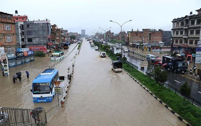 ༢༠༡༩ལོའི་ཟླ་༧་ཚེས་༡༢་ཉིན། བལ་ཡུལ་གྱི་སྲང་ལམ་ཁག་ཏུ་ཆར་ཆུས་གང་ཡོད་འདུག