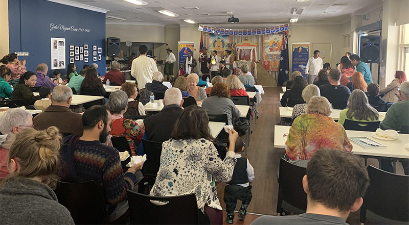 ༢༠༡༩་ཟླ་༧་ཚེས་༦་ཉིན། ཨོ་སི་ཊོ་ལི་ཡའི་གྲོང་ཁྱེར་གནས་མཁར་གསར་ས་གནས་ལ་སྤྱི་ནོར་༸གོང་ས་༸སྐྱབས་མགོན་ཆེན་པོ་མཆོག་གི་༸སྐུའི་འཁྲུངས་སྐར་སྲུང་བརྩི་ཞུས་བཞིན་པ།