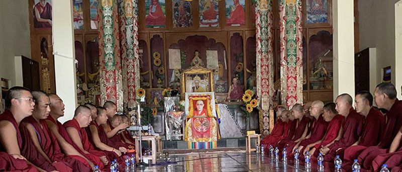 ༢༠༡༩ལོའི་ཟླ་༧་ཚེས་༡༡་ཉིན། འབྲས་སྤུངས་སྒོ་མང་ཝ་ཤུལ་མི་ཚན་དུ་སྤྲུལ་སྐུ་བསྟན་འཛིན་བདེ་ལེགས་རིན་པོ་ཆེའི་འདས་མཆོད་ཚོགས་འདུག