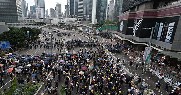 ཧོང་ཀོང་མི་མང་གིས་ངོ་རྒོལ་བྱས་རྐྱེན་ཉེས་ཅན་གྲོས་འཆར་ཕྱིར་འགྱངས་བྱས་འདུག