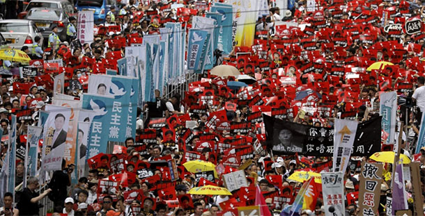 ༢༠༡༩་ལོའི་ཟླ་༦་ཚེས་༢༦་ཉིན། ཧོང་ཀོང་མི་མང་གིས་སྟོབས་ཆེན་རྒྱལ་ཁབ་༢༠་ཡི་ཚོགས་ཆེན་ཐོག་ཉེས་ཅན་རྩིས་སྤྲོད་ཀྱི་ཁྲིམས་འཆར་གླེང་དགོས་པའི་འབོད་སྐུལ་གྱི་ལས་འགུལ་སྤེལ་འདུག