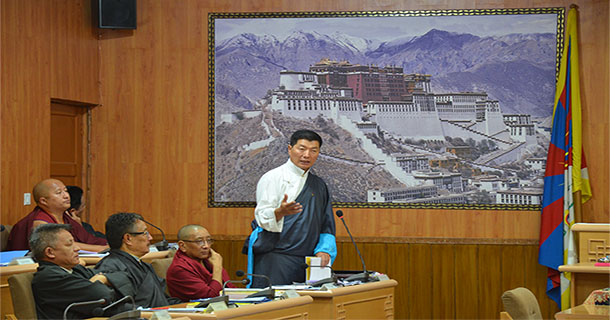 ༢༠༡༩ཟླ་༣ ཚེས་༢༧ཉིན། དཔལ་ལྡན་སྲིད་སྐྱོང་བློ་བཟང་སེངྒེ་མཆོག་གིས་ལྔ་དང་ལྔ་བཅུའི་འཆར་སྣང་སྐོར་གསལ་བཤད་གནང་བ། པར། དབྱངས་ཅན་སྒྲོལ་མ།