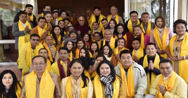 ༢༠༡༩ལོའི་ཟླ་༣་ཚེས་༤ཉིན། བཞུགས་སྒར་རྡ་ས་༸རྒྱལ་བའི་ཕོ་བྲང་དུ་༸གོང་ས་སྐྱབས་མགོན་ཆེན་པོ་མཆོག་གིས་ཐེ་ལན་ནས་ཕེབས་པའི་གནད་ཡོད་མི་སྣ་ལྔ་བཅུ་ཙམ་ལ་མཇལ་ཁ་གནང་འདུག