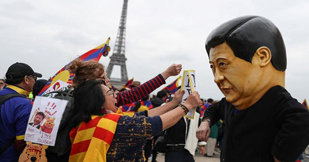 ༢༠༡༩ལོའི་ཟླ་༣་ཚེས་༢༥་ཉིན་བོད་མི་དང་བོད་དོན་རྒྱབ་སྐྱོར་བ་ཚོས་ཧྥི་རན་སི་ནང་ཞི་ཅིང་ཕིང་ལ་ངོ་རྒོལ་བྱས་འདུག