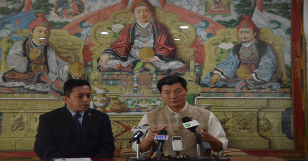 ༢༠༡༩ལོའི་ཟླ་༥་ཚེས་༡༤་ཉིན་བོད་མིའི་སྒྲིག་འཛུགས་ཀྱི་སྲིད་སྐྱོང་མཆོག་དང་བོད་ཀྱི་ཟློས་གར་ཚོགས་པའི་འགན་འཛིན་གཉིས་གསར་འགོད་གསལ་བསྒྲགས་སྐབས།