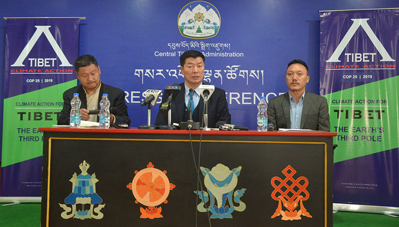༢༠༡༩་ལོའི་ཟླ་༡༡་ཚེས་༦་ཉིན། སྲིད་སྐྱོང་བློ་བཟང་སེང་གེ་མཆོག་གིས་བོད་ཀྱི་ཁོར་ཡུག་གི་སྐོར་གསལ་བསྒྲགས་སྤེལ་སྐབས། པར། དབྱངས་ཅན་སྒྲོལ་མ།