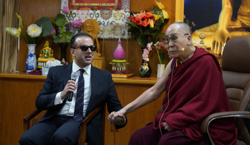 ༢༠༡༩་ལོའི་ཟླ་༡༡་ཚེས་༡༡་ཉིན། ༸གོང་ས་མཆོག་དང་ཨ་རིའི་ཝ་ཤིན་ཏུན་མངའ་སྡེའི་སྤྱི་ཁྱབ་འགན་འཛིན(Cyrus HabibHabib)རྣམ་གཉིས། པར། ༸རྒྱལ་བ་རིན་པོ་ཆེའི་དྲ་རྒྱ།