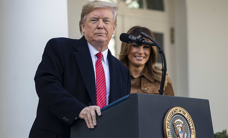 ༢༠༡༩་ལོའི་ཟླ་༡༡་ཚེས་༢༦་ཉིན། ཨ་རིའི་སྲིད་འཛིན་ཌོ་ཎལ་ཊུམ་ཕུ་(Donald Trump)་དང་ཁོང་གི་བཟའ་ཟླ་མེ་ལ་ནི་ཊུམ།