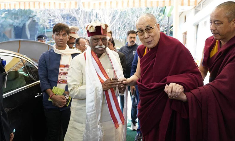 ༢༠༡༩་ལོའི་ཟླ་༡༡་ཚེས་༡༨་ཉིན། ༸གོང་ས་མཆོག་དང་ཧི་མཱ་ཅལ་མངའ་སྡེའི་སྲིད་སྐྱོང་བྷན་ཌ་རུ་བྷ་ཊ་ཏི་རེ་ཡ་(Shri Bandaru Dattatreya) མཆོག་རྣམ་གཉིས། པར། བཀའ་སློབ་ལམ་སྟོན།