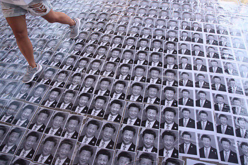 ཧོང་ཀོང་ནང་དུ་རྒྱ་ནག་གི་སྲིད་འཛིན་ཞི་ཅིང་ཕིང་རྐང་འོག་ཏུ་བརྫི་བཞིན་པ།